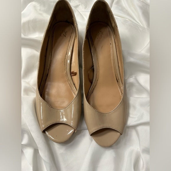💜3/$15 Women’s size 10 wedge beige shoes - Picture 1 of 5